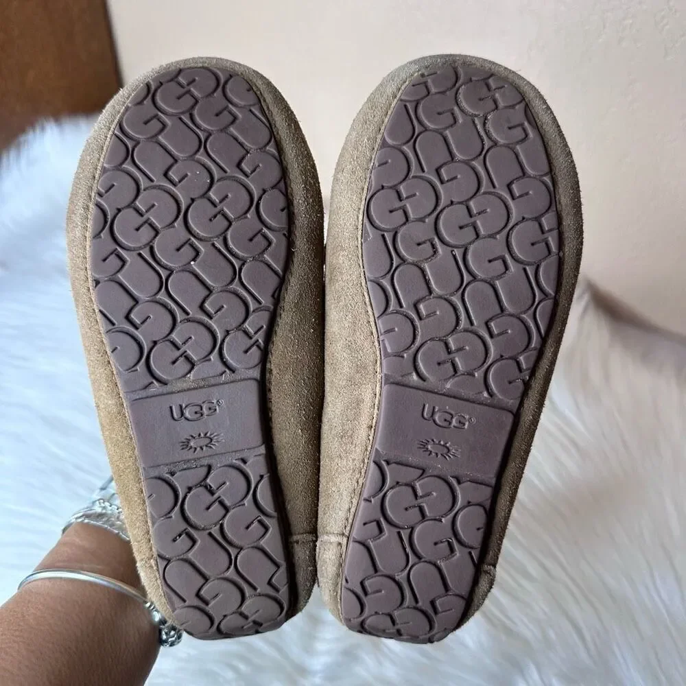 UGG Kids Dakota Slippers Size 2